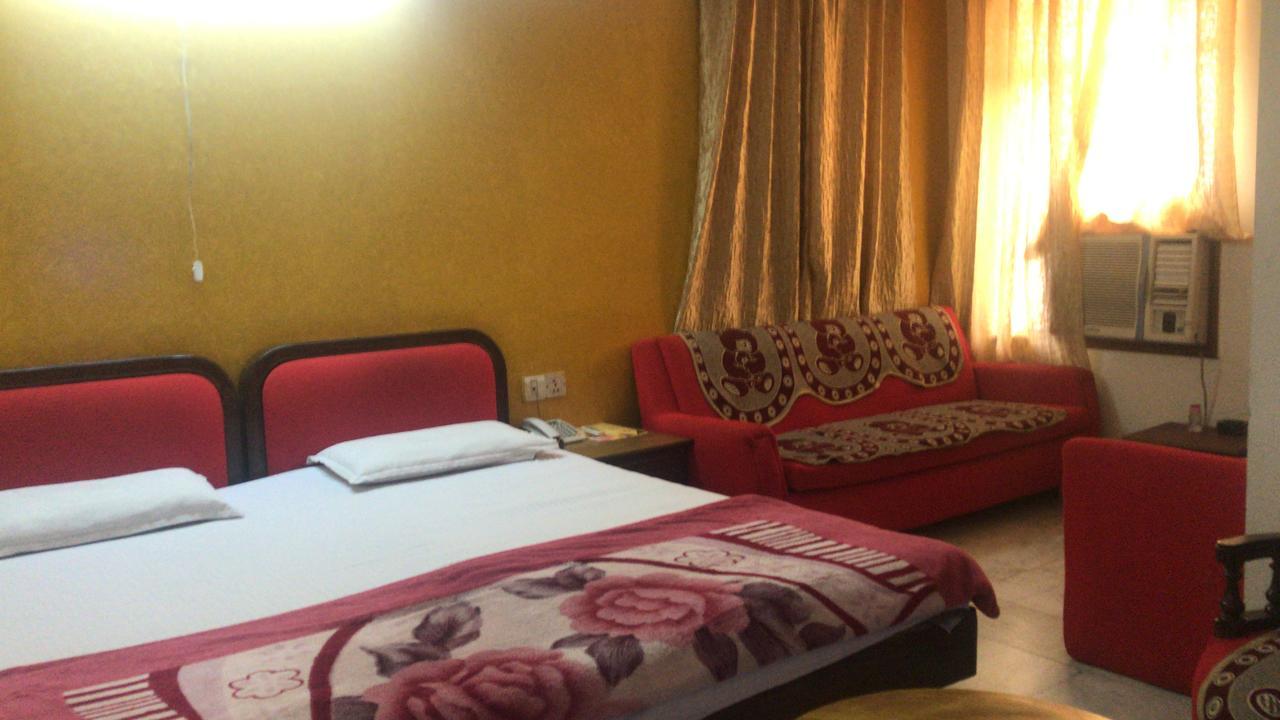 Hotel Sukant Palace Делхи Екстериор снимка